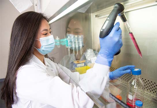 Katherine Griffin in the laboratory