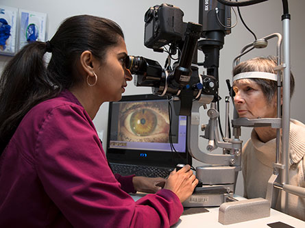 macular degeneration symptoms and stages eye exam