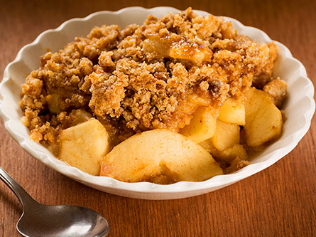 apple crumble serving